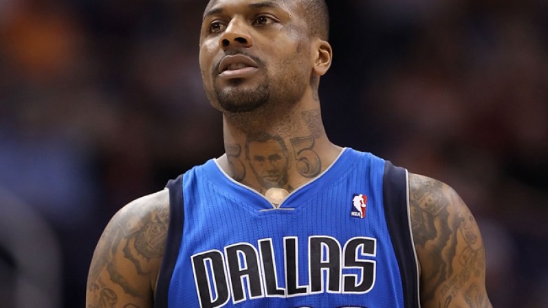 El baloncelista DeShawn Stevenson tiene tatuajes por todas partes, entre ellos, un billete de $5 en su cuello.