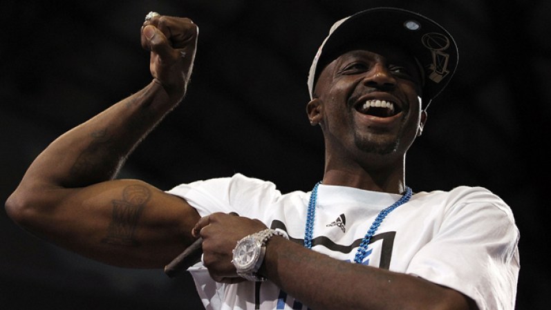 En esta imagen, el baloncelista Jason Terry muestra el tatuaje que lleva en su brazo con la imagen del trofeo de la NBA tras la victoria de su equipo, los Dallas Mavericks, en la final, en 2011.