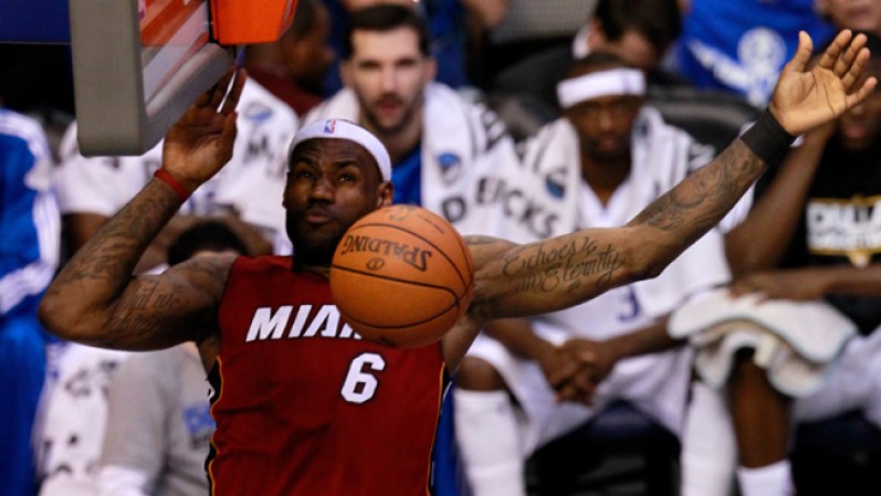 El baloncelista LeBron James luce en su brazo izquierdo la frase “What we do in life” que continúa en el brazo izquierdo con “echoes in eternity”, una cita que aparece en el filme “Gladiator”.