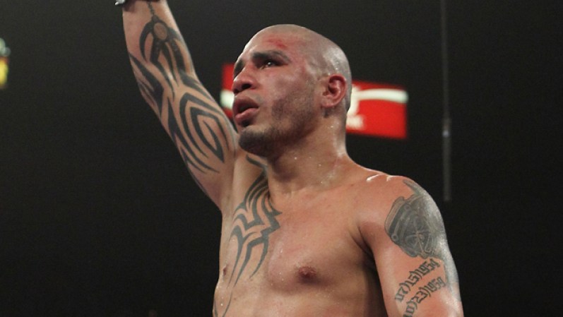 El boxeador puertorriqueño Miguel Cotto está lleno de tatuajes, y uno de los más prominentes es el de estilo tribal en el lado derecho de su cuerpo.