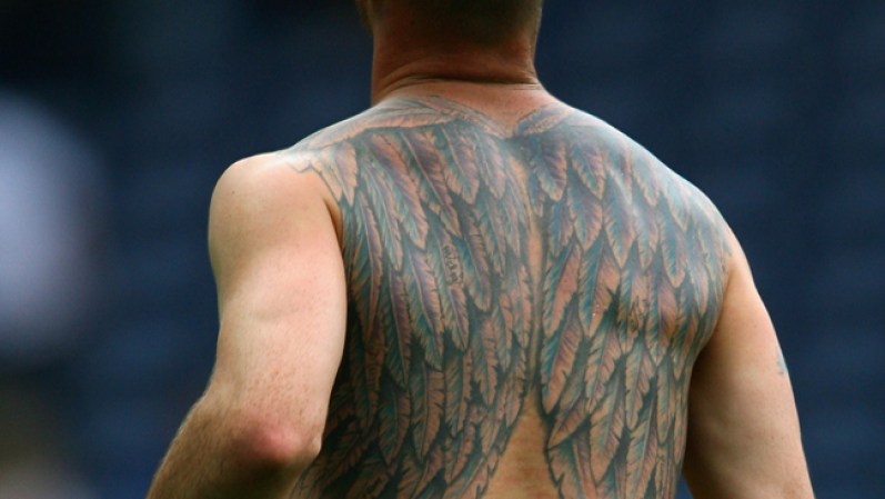 El futbolista irlandés Stephen Ireland lleva un par de alas en su espalda.