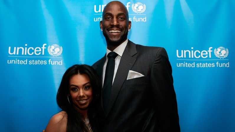 El jugador de la NBA Kevin Garnett junto a su esposa Brandi, con quien se casó en 2004 en una ceremonia privada en California.
