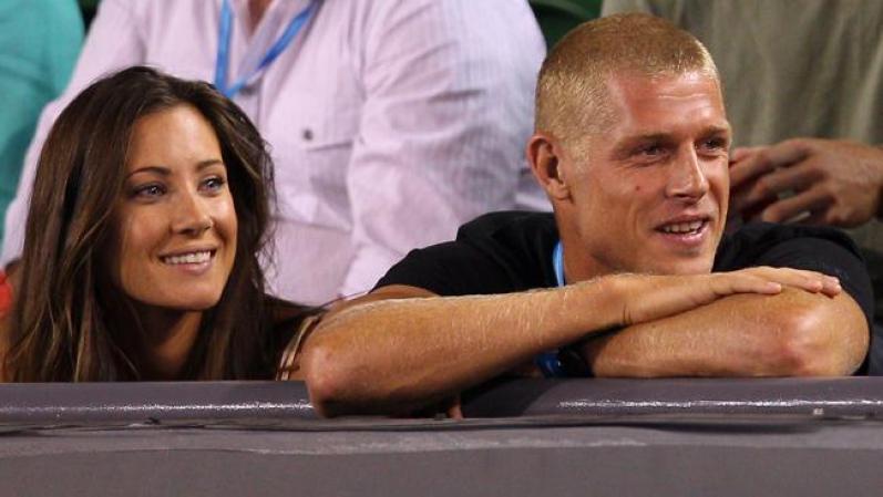 Mick Fanning, surfista profesional australiano y dos veces campeón del mundo, junto a su esposa la modelo Karissa Dalton.