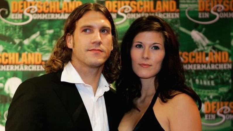 El futbolista Torsten Frings junto a su esposa Petra.