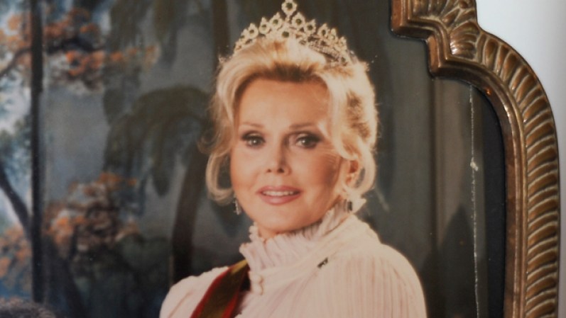 Zsa Zsa Gabor: La controvertida actriz se declararó en bancarrota en 1993, luego de haber sido demandada por libelo y que se le ordenara pagar más de $1 millón a la actriz Elke Sommer.