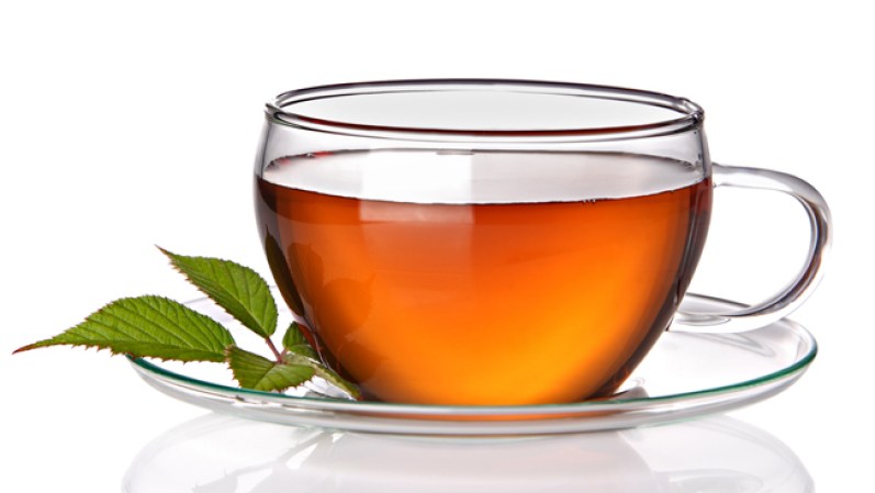 9) Té:<br /><br /><br />Su contenido de cafeína es útil para estimular el estado de alerta, el estado de ánimo y la motivación. El té puede ser usado dentro de los 8 vasos de líquido recomendados diariamente contra la deshidratación. Ya sea negro o verde, el té es una rica fuente de antioxidantes llamados catequizas, que protegen las paredes de las arterias contra los daños que causa la enfermedad del corazón y previene la formación de coágulos de sangre.