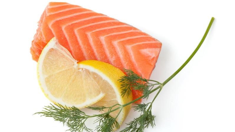 Salmón. En cualquiera de sus formas: salmón fresco salvaje (3.5 oz 600-1000 IU), salmón fresco de criadero (3.5 oz 100-250 IU) o salmón enlatado (3.5 oz 300-600 IU). Además, el media lata de salmón enlatado provee 250 mg de Calcio.