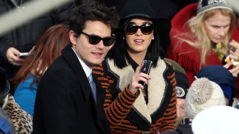 Los músicos John Mayer y Katy Perry lucen espléndidos. Ella escogió un tapado a rayas con solapa de piel y un sombrero tipo bombín para completar el look.