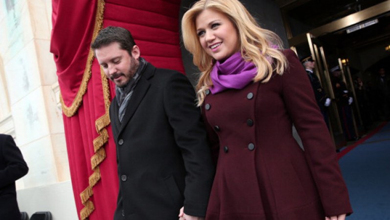 Kelly Clarkson eligió una combinación de colores que le sientan muy bien a su tono claro de cabello ¡Qué bello tapado púrpura!