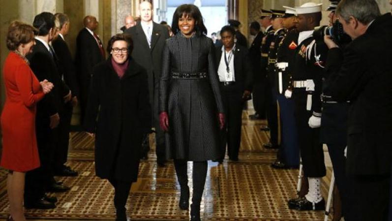 El tapado de la Primera Dama, Michelle Obama, es simple pero muy sentador. La terminación evasé, le aporta elegancia a la prenda.