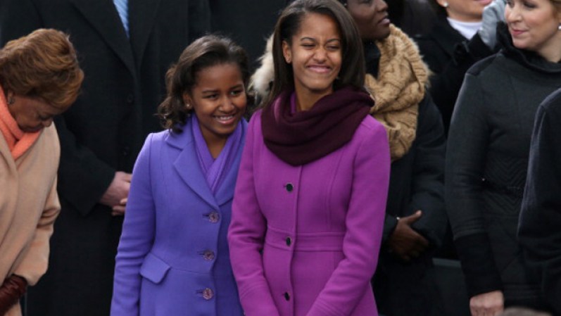 Sasha Obama y Malia Obama escogieron colores shocking que destacan el tono de su piel ¡Muy lindos los tapados de líneas simples! Ambas lucen prendas de marcas nacionales, Kate Spade y J C Crew.