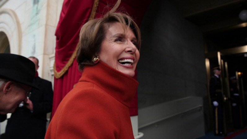 La representante del Partido Demócrata Nancy Pelosi luce de paño color rojo ¿un punto a favor? su maquillaje sobrio pero elegante, muy adecuado para una ceremonia protocolar