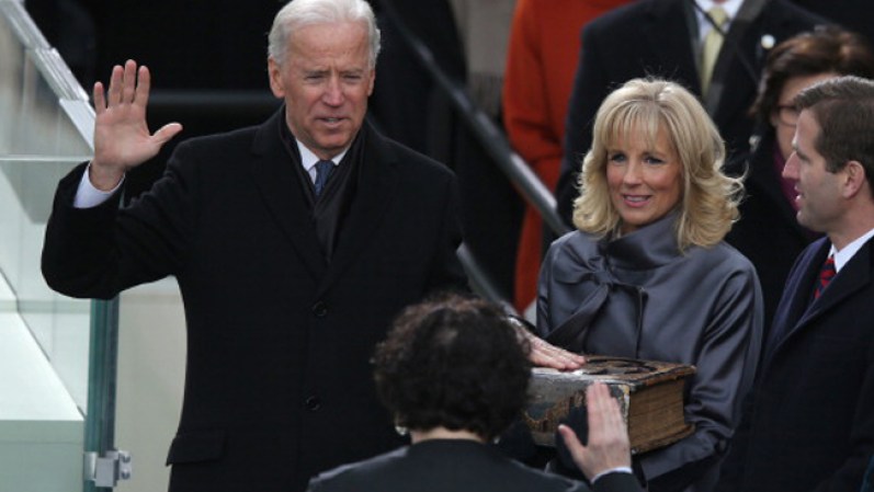 El Vice Presidente Joe Biden junto a su mujer ¡Qué bien luce ella con su tapado gris!