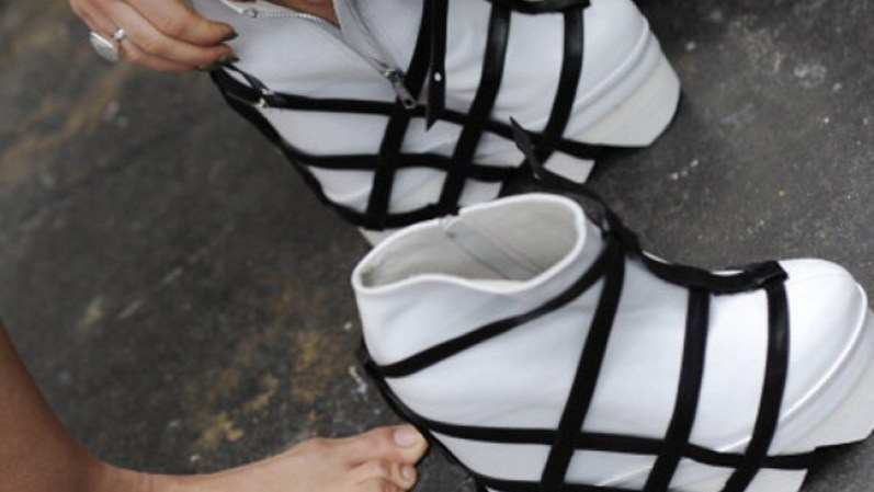 Blanco y negro en botinetas con plataformas, es la propuesta de la firma Chromat