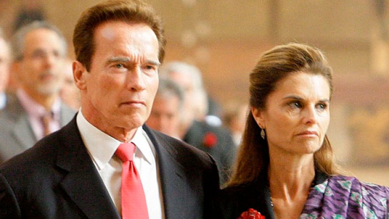 El ex gobernador de California Arnold Schwarzenegger anuncia que él y su esposa, Maria Shriver, se separaron después de que él le reveló que había tenido un hijo con una de las empleadas de la casa.