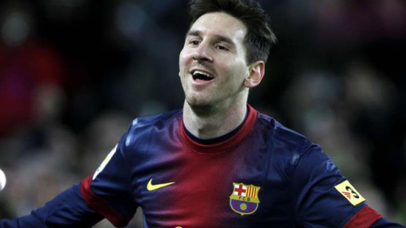 Messi pierde la primera posición de la lista que había ocupado desde 2010, pese a que ingresó dos millones de euros más. Asmismo, el jugador de Barcelona tiene más equilibrados sus ingresos. El argentino ganó 12,5 millones de euros de salario, medio millón más por primas y 22 millones por prestar su imagen a marcas.