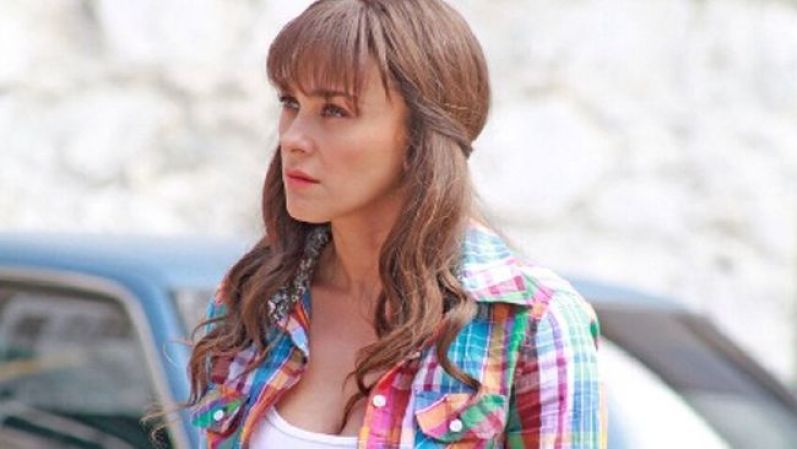 Para interpretar a Gabriela Suárez en "La Patrona", optó por un flequillo y el cabello alisado con leves ondas en las puntas.