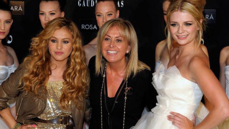 Paulina es reconocida mundialmente y su estilo admirado por mujeres de todos lo continentes. Por eso, grandes diseñadores como Rosa Clara la invitan a sus desfiles junto a estrellas de la talla de Mischa Barton.