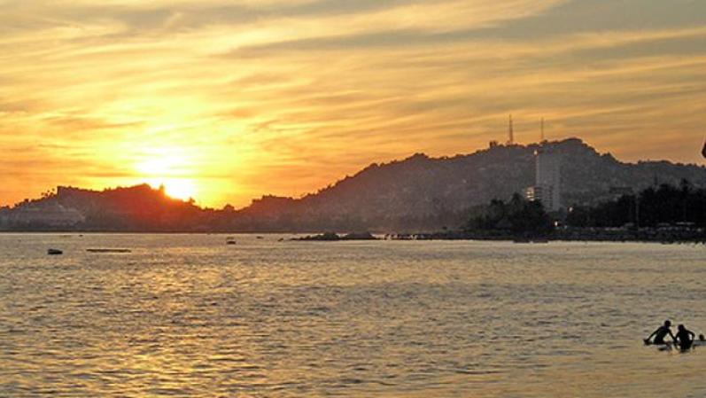 Al anochecer la vida nocturna en Acapulco es una de las mas vibrantes del país. En playa Condesa encontrarás un ambiente juvenil lleno de bares, discotecas y restaurantes con vista a la bahía mientras disfrutas de tu trago favorito.