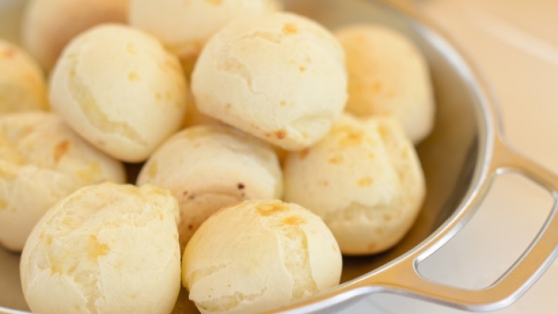 Chipá o pan de queso. Esta delicia caliente es propia de Paraguay y países aledaños. Es un pan hecho con almidón de mandioca y queso. Comerlo caliente es un verdadero manjar.