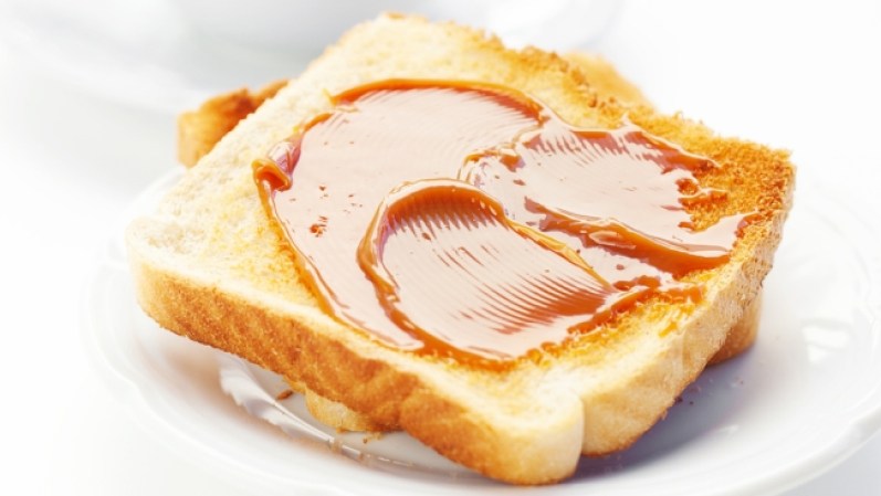 Dulce de leche. Este manjar tiene también origen desconocido. Tanto Argentina, Chile como Perú se lo disputan. Es una leche condensada quemada y deliciosa. Ideal para postres o para tortas y helados.