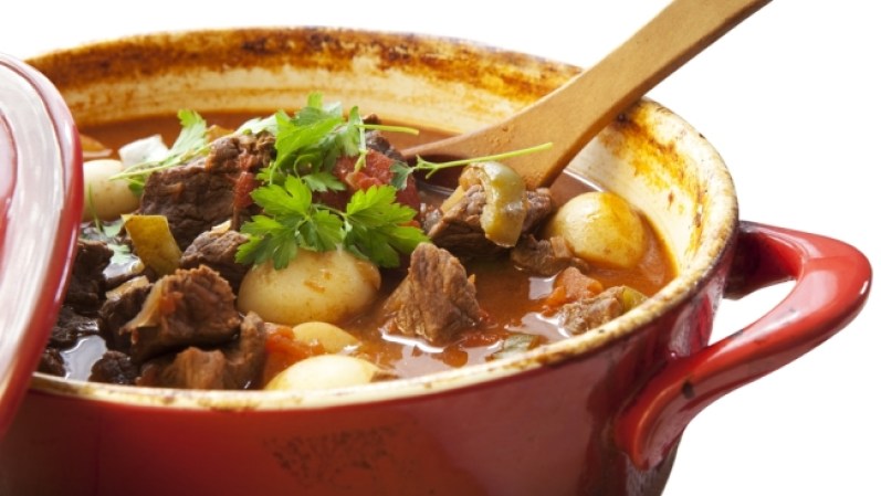 Sancocho. Este guiso es muy popular en República dominicana, Colombia y otros países de américa central. Lleva verduras de todo tipo y algún tipo de carne. Es un plato diario y delicioso.
