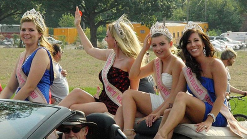 Reinas de la belleza se pasean en un auto para festejar el 4 de julio.