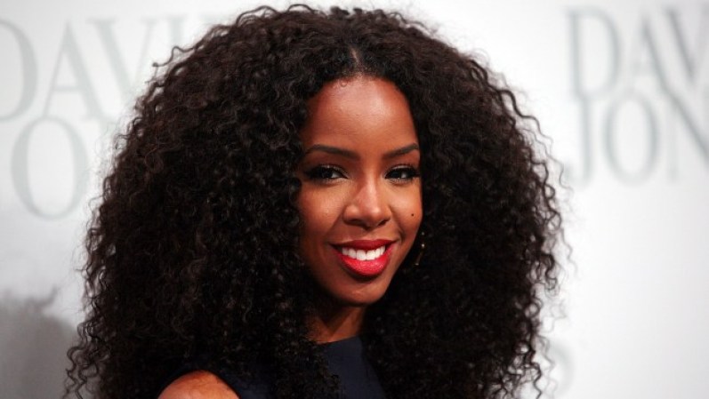 Kelly Rowland. Esta morena de infarto, miembro de las Destiny´s Child tiene un dulce lunar en su mejilla izquierda. Es tan bonito que parece dibujado con lápiz.