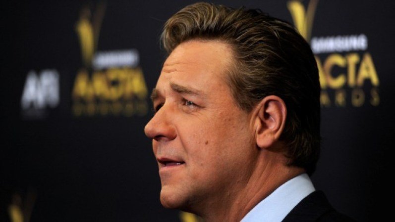 Russell Crowe. Parte de su look de “macho alfa” es ese pelo fuerte, esos rasgos brutos y ese lunar prominente en su mejilla.