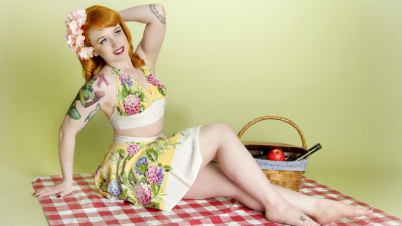 Belleza de Tatoos. Si te gustan los tatuajes aprovéchate del look Pin up y poténcialos. Utiliza ropas que dejen verlos.