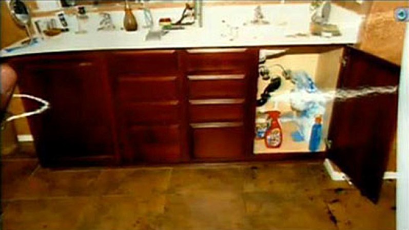 Una vista más amplia del interior del baño donde ocurrió el homicidio.