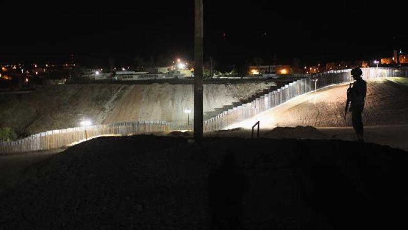 De día o de noche, la construcción de los narcotúneles para efectuar los envíos "hormiga", es decir, bajo tierra son pocas veces percibidos por las autoridades. Y aunque de alto riesgo para burlar a los agentes, quienes lo logran, pasan toneladas de droga a diario.
