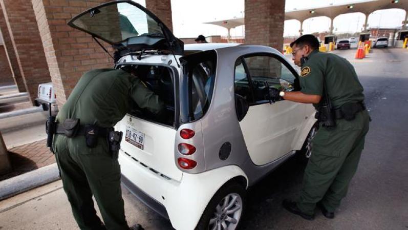 Las revisiones a los automóviles en las aduanas, son constantes, pero no suficientes.
