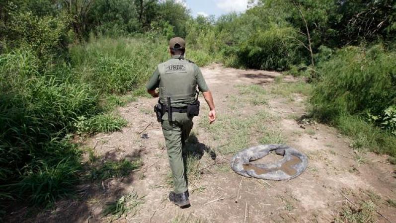 Los uniformados deben estar atentos y en comunicación con los otros departamentos del orden. El Departamento Estadounidense Antidrogas (la DEA) descubrió el pasado 12 de julio un túnel terminado y operacional de 220 metros (240 yardas) que iba de un negocio en Arizona a un planta de elaboración de hielo en México.