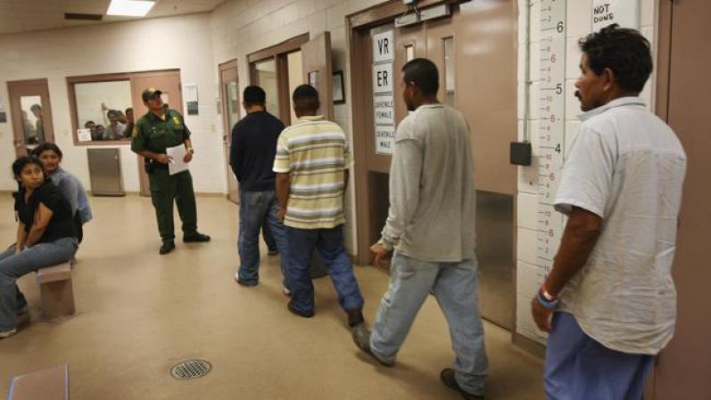 Los indocumentados son los primeros en ser vinculados a las redes del narcotráfico. De usar los pasadizos, son considerados cómplices y detenidos de inmediato para ser deportados.