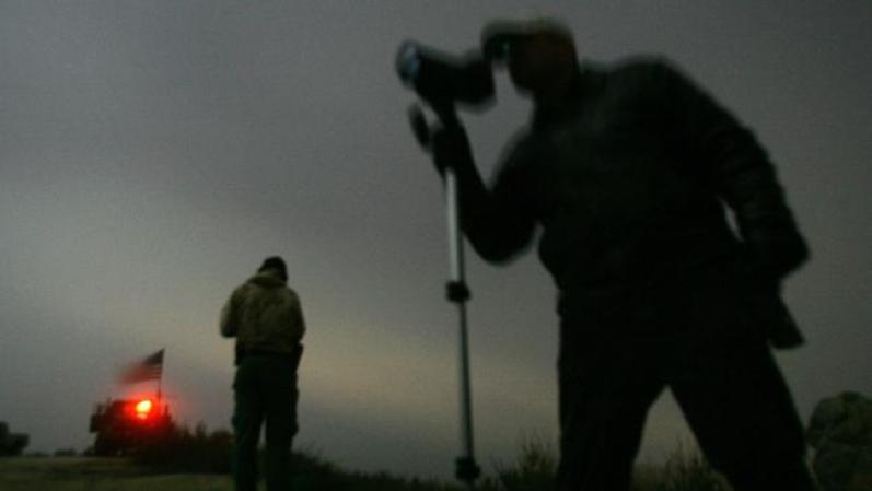 Durante las guardias, las cámaras con potentes lentes, ayudan a los oficiales a detectar a quienes intentan atravesar la linea fronteriza. Pasan las herramientas y maquinarias para construir los túneles.