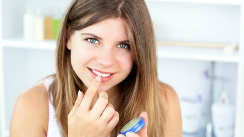 Uno de los productos clásicos que pueden tener múltiples usos es la vaselina; y más de la mitad de ellos se relacionan con la belleza. ¿Sabes que puedes aprovechar su bajo costo para tu beneficio?