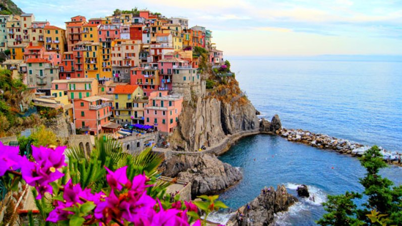Hacemos un paseo turístico virtual con los paisajes más pintorescos del globo. En la foto: Vernazza, un hermoso rincón de Italia donde las fachadas amarillo limón y verde saltan a la vista. Sufrió severas inundaciones en 2011, pero ya el proceso de recuperación está en marcha.