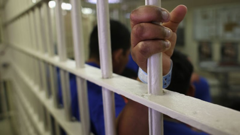 Este documento ordena al individuo que se presente ante un Juez de Inmigración y brinda la siguiente información: explica la naturaleza de las acusaciones en contra del individuo; menciona los presuntos actos que el individuo ha cometido en violación de la ley; informa al individuo sobre su derecho a tener un abogado; y le advierte las consecuencias de no presentarse a la audiencia.