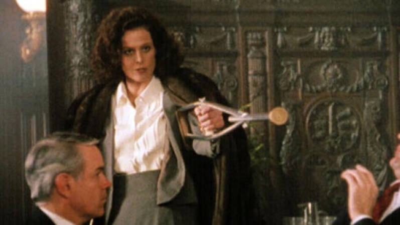 Working Girl: Uno de los peores pecados de un jefe malo es pretender estar de tu lado sólo para robarte las buenas ideas, y eso es precisamente lo que Katharine Parker (Sigourney Weaver) le hace a su secretaria.