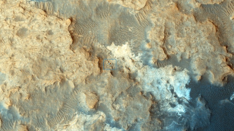 Curiosity, el vehículo de la NASA en Marte se puede observar en esta foto en la zona "Pahrump Hills" del llamado planeta rojo.