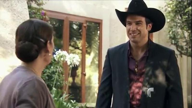 Aurelio da a doña Alba la noticia de que ya va a nacer el bebé de Chacorta.