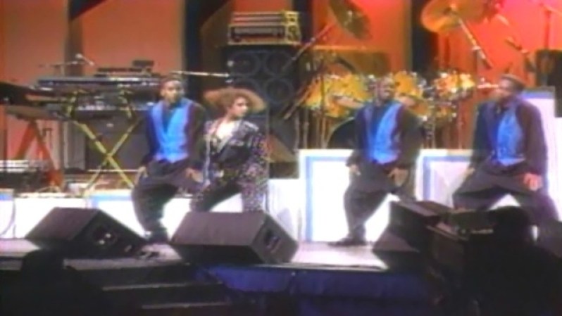 En 1989, José Behar, de Sony Music, le dio un contrato discográfico a Selena luego de que la escuchara en el Tejano Music Awards en San Antonio.