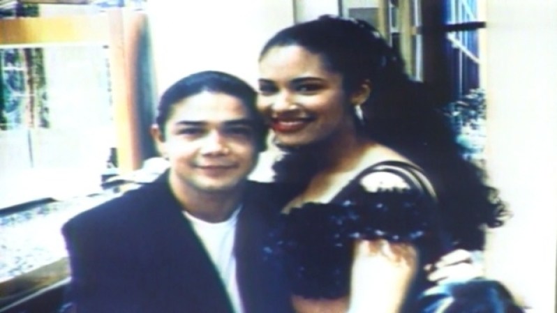 El 2 de abril de 1992, la cantante se casó con Chris Pérez, guitarrista de su banda.