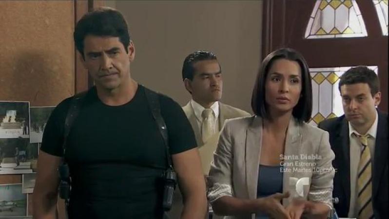 Marco y Leo informan al Presidente todo lo que saben de Casillas, quien ha estado viajando por varios países prófugo de la justicia.