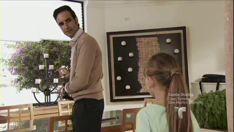 Rutila sorprende al Turco limpiando la espada con que mató a Chuy y le pregunta que pasó, que a quién mato. El Turco la amenaza para que se quede callada.