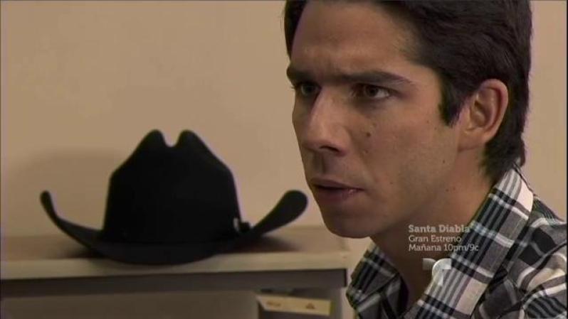 Aurelio le hace jurar a Heriberto que si algo le pasa en la operación, vengará su muerte matando a Mejía y a Ballesteros.