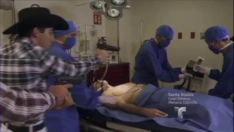 Heriberto amenaza a los doctores con una pistola para que revivan a su papá.