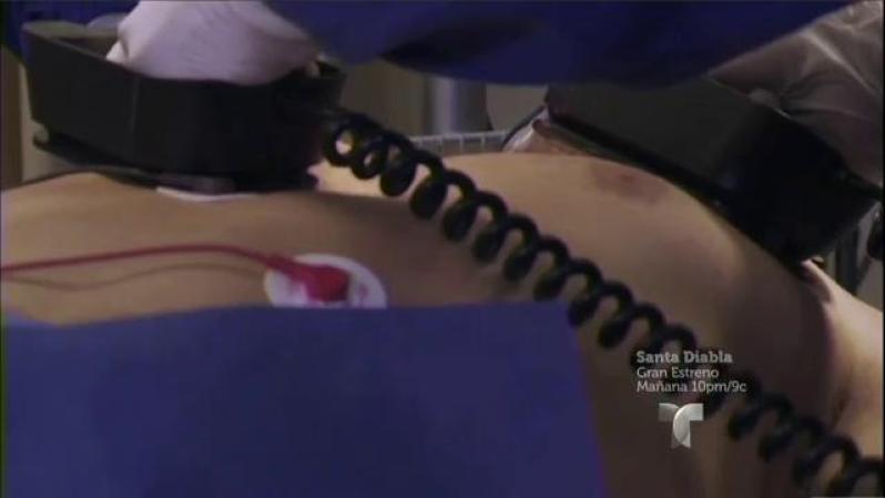Los doctores hacen todo lo posible por revivir a Aurelio, pero éste no reacciona.