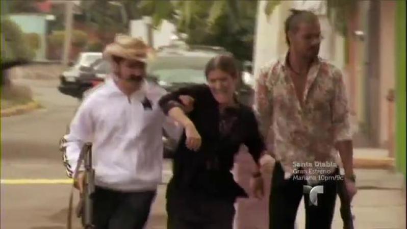 El Cabo y el Tijeras raptan a doña Alba para averiguar el paradero de Casillas.
